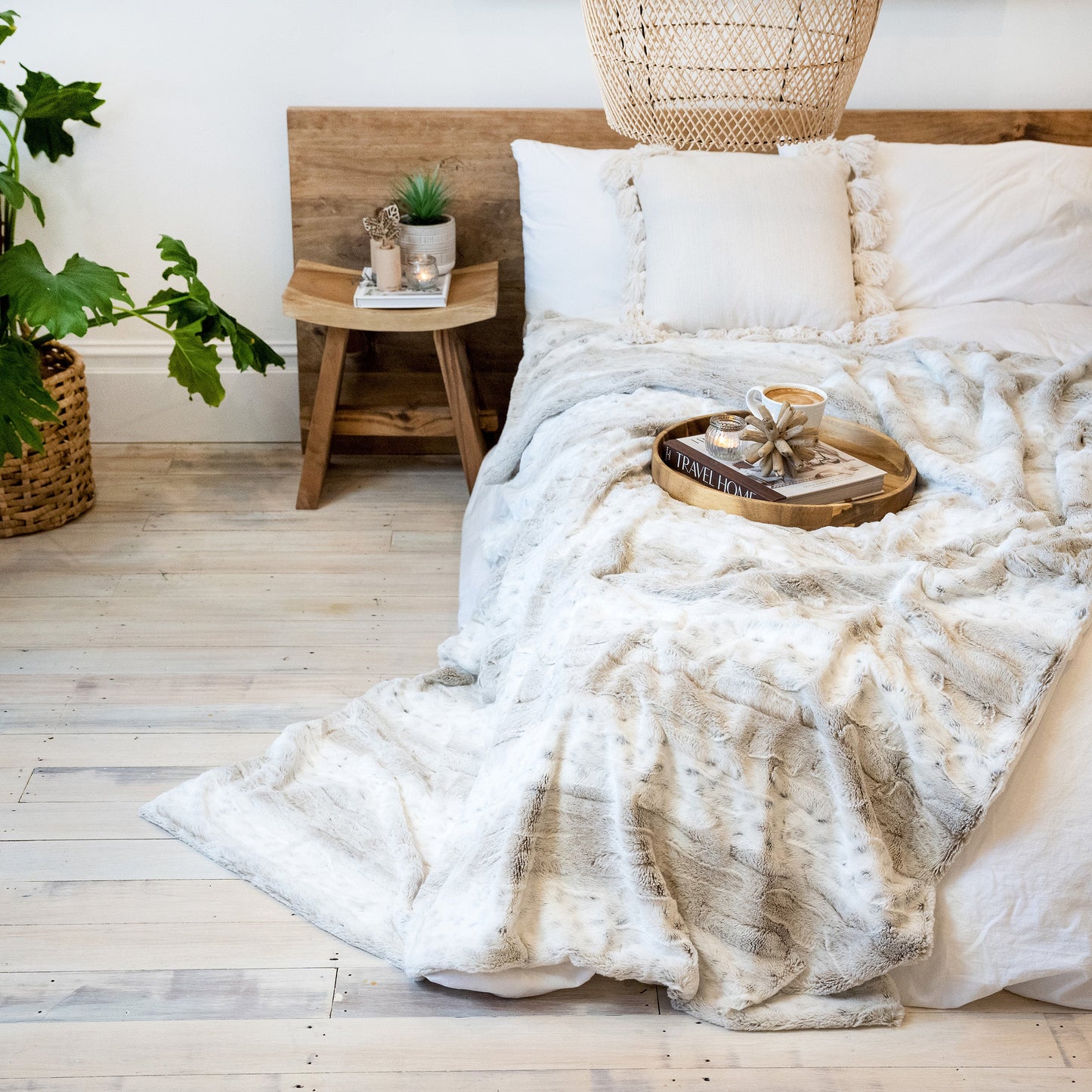 GORGEOUS WHITE AND CARAMEL FAUX FUR THROW BLANKET | Elegant Luxury Soft Throw Blanket Bed Throw | Large Faux Fur Blanket 55" x 70" | Marbled pattern