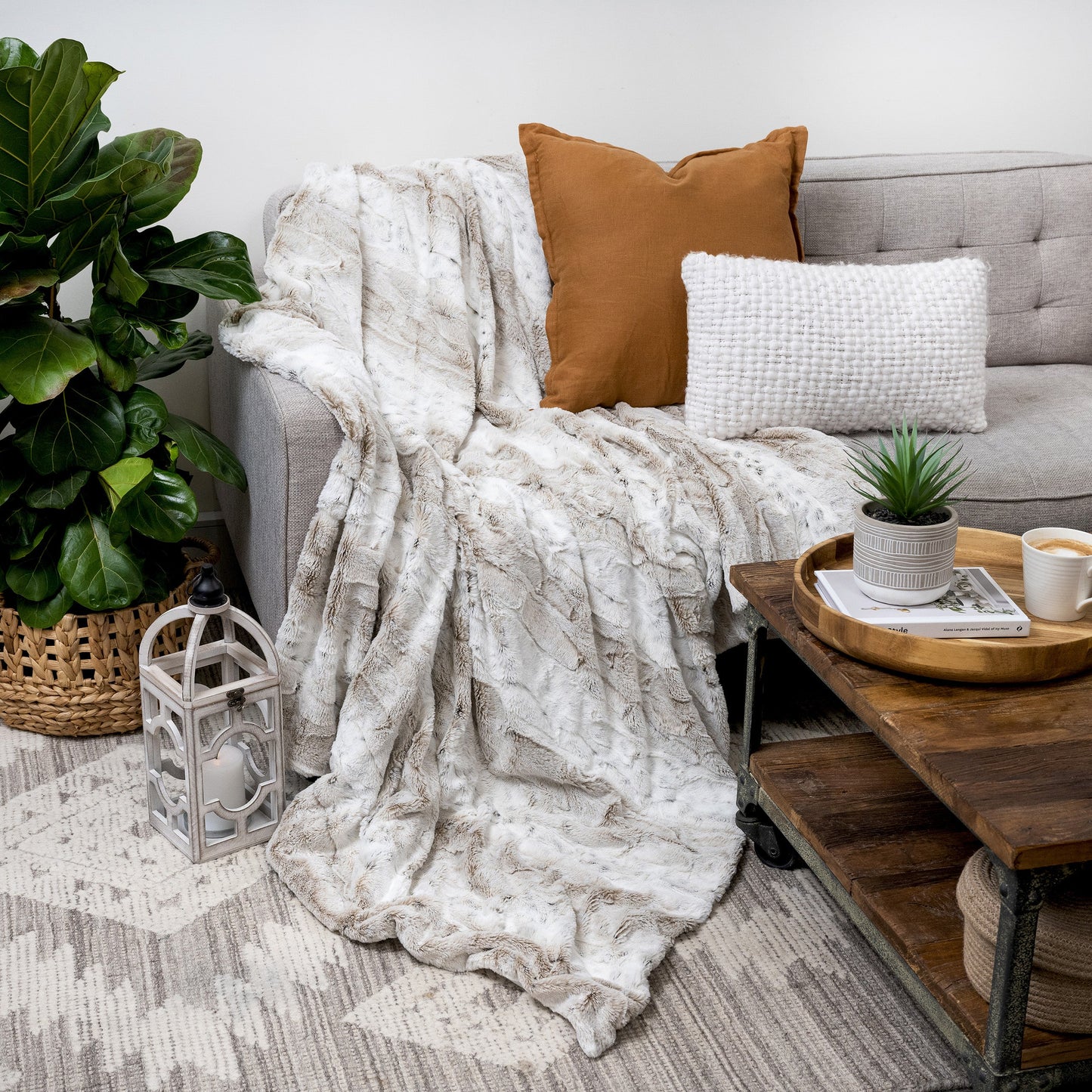 GORGEOUS WHITE AND CARAMEL FAUX FUR THROW BLANKET | Elegant Luxury Soft Throw Blanket Bed Throw | Large Faux Fur Blanket 55" x 70" | Marbled pattern