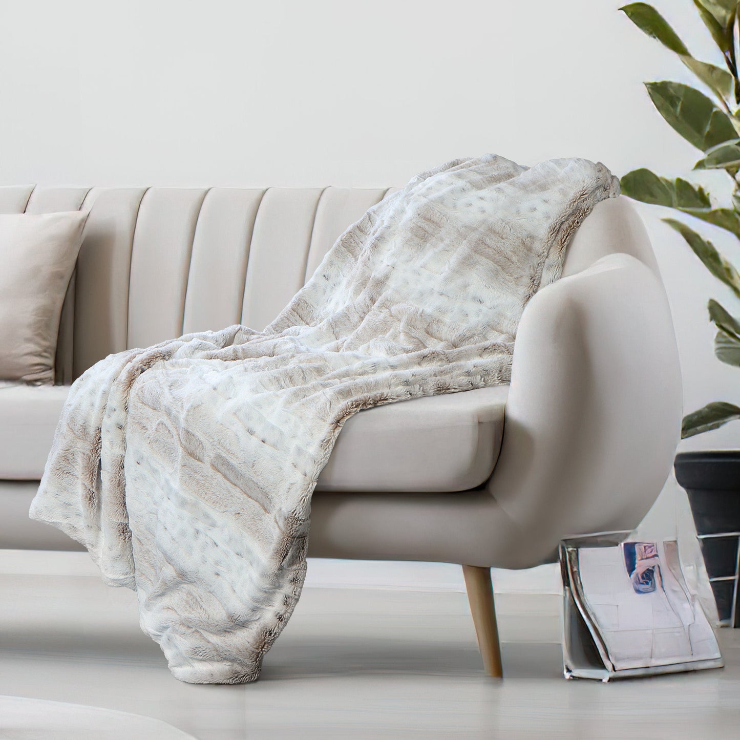 GORGEOUS WHITE AND CARAMEL FAUX FUR THROW BLANKET | Elegant Luxury Soft Throw Blanket Bed Throw | Large Faux Fur Blanket 55" x 70" | Marbled pattern