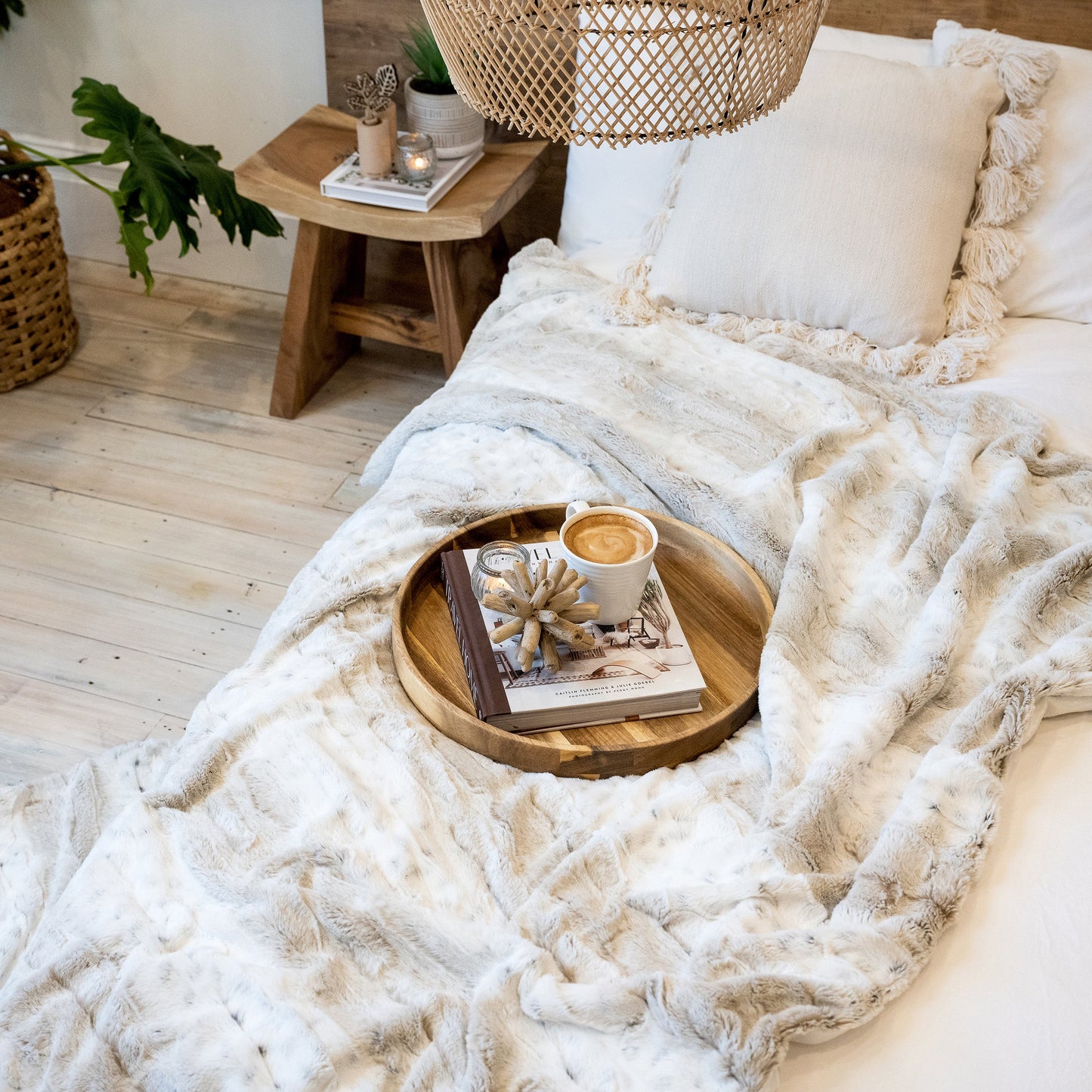 GORGEOUS WHITE AND CARAMEL FAUX FUR THROW BLANKET | Elegant Luxury Soft Throw Blanket Bed Throw | Large Faux Fur Blanket 55" x 70" | Marbled pattern