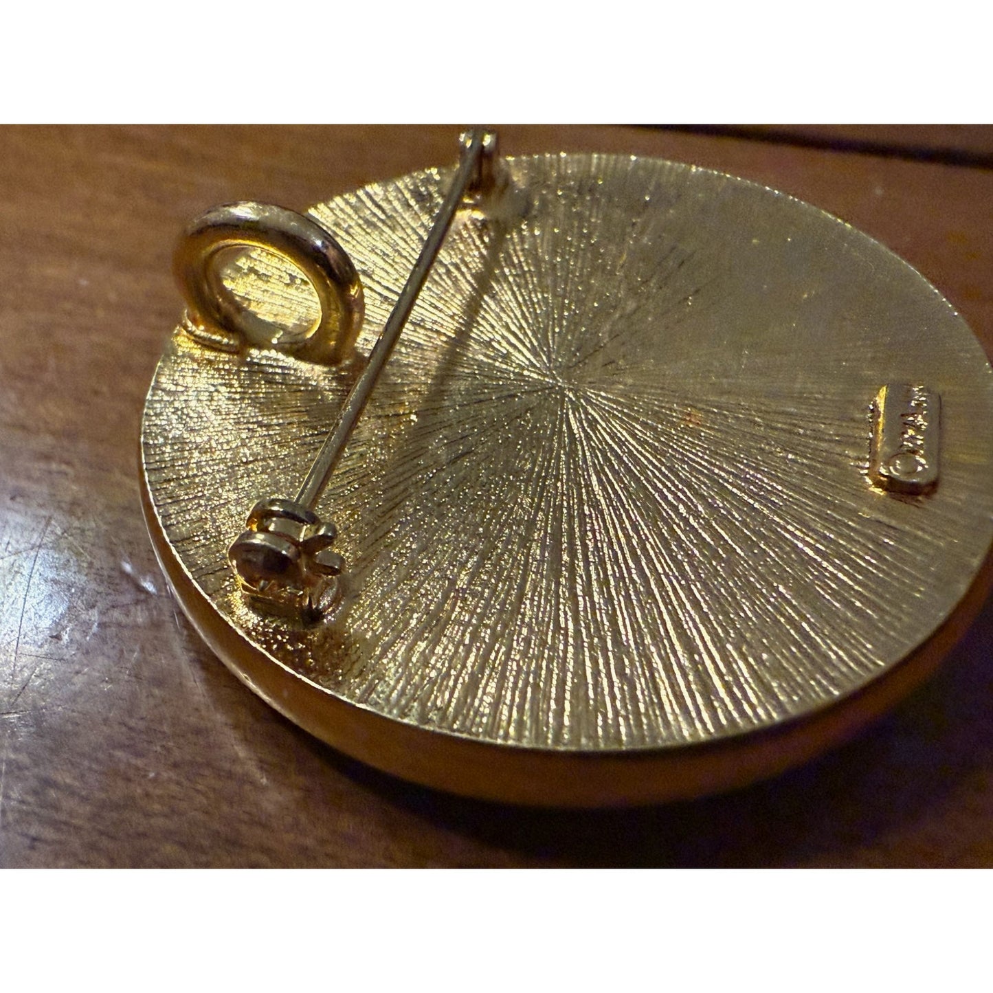 Vintage Metropolitan Museum Of Art - Purple Faceted Glass & Gold Tone Round Convertible Pendant Brooch