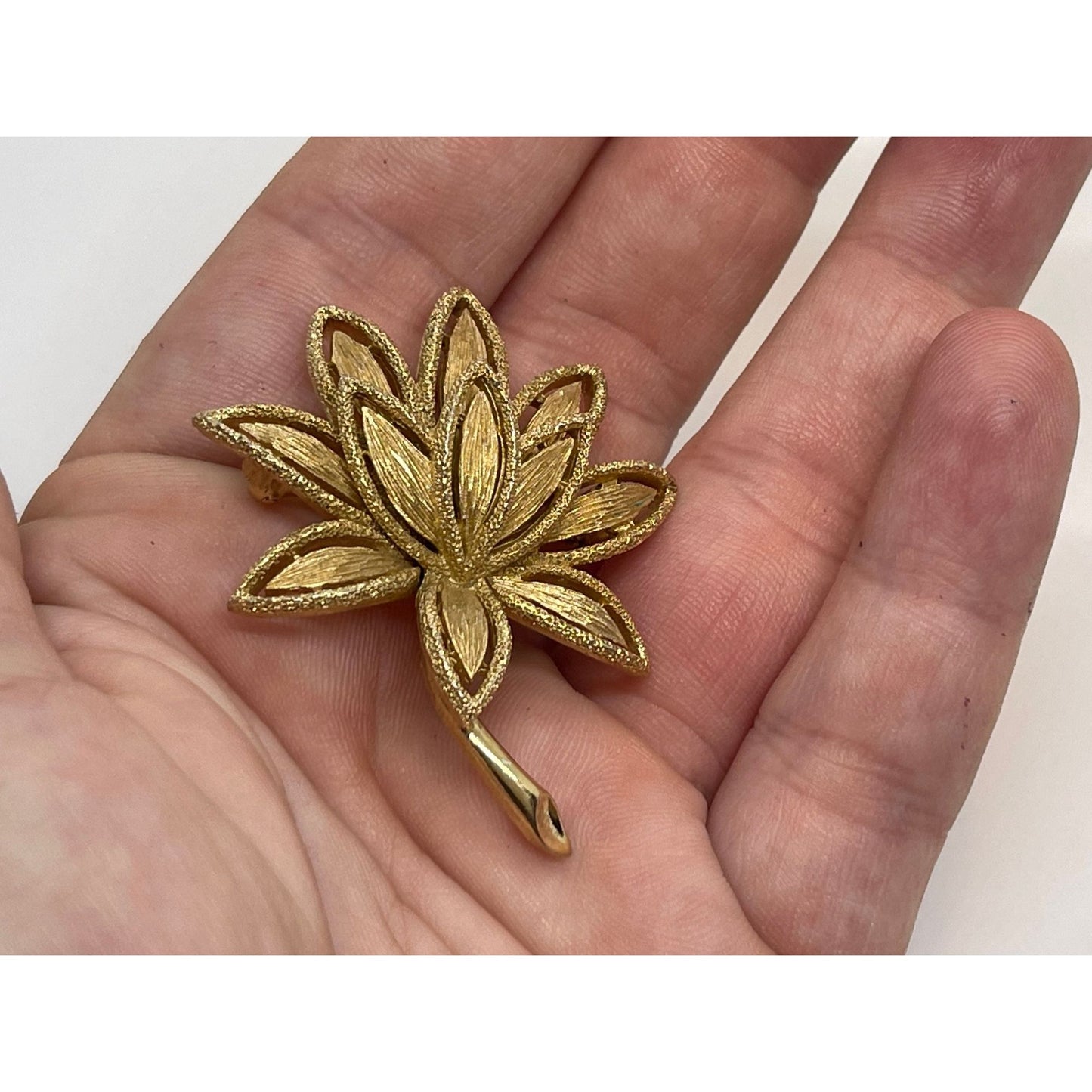 Vintage AVON Gold toned Flower Pin Brooch