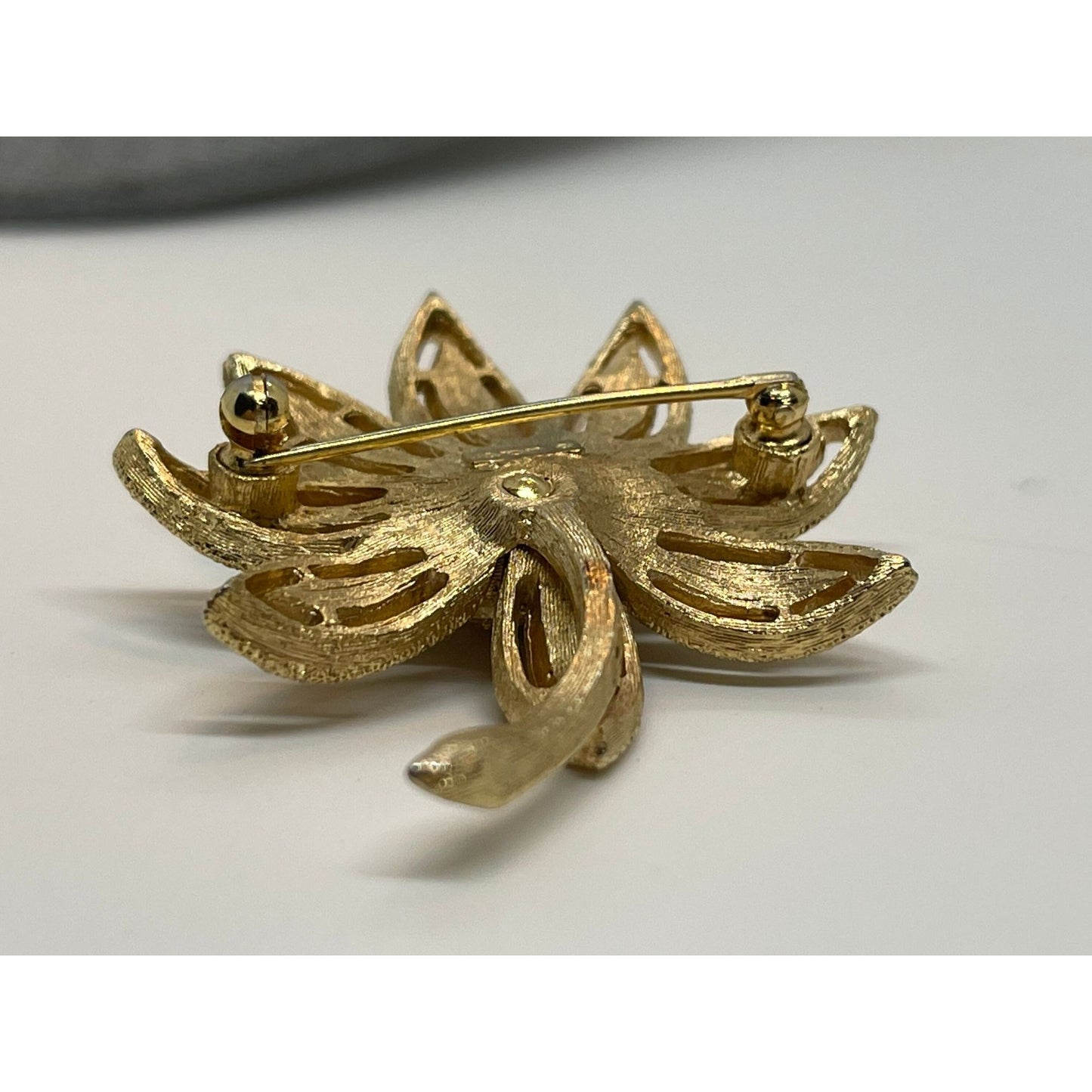 Vintage AVON Gold toned Flower Pin Brooch