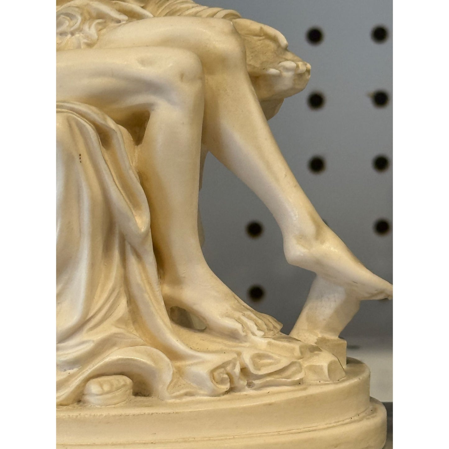 Pieta Statue Replica On Marble Base - Antique-Style Religious Figurine With Detailed Craftsmanship Cream & Marble Accents