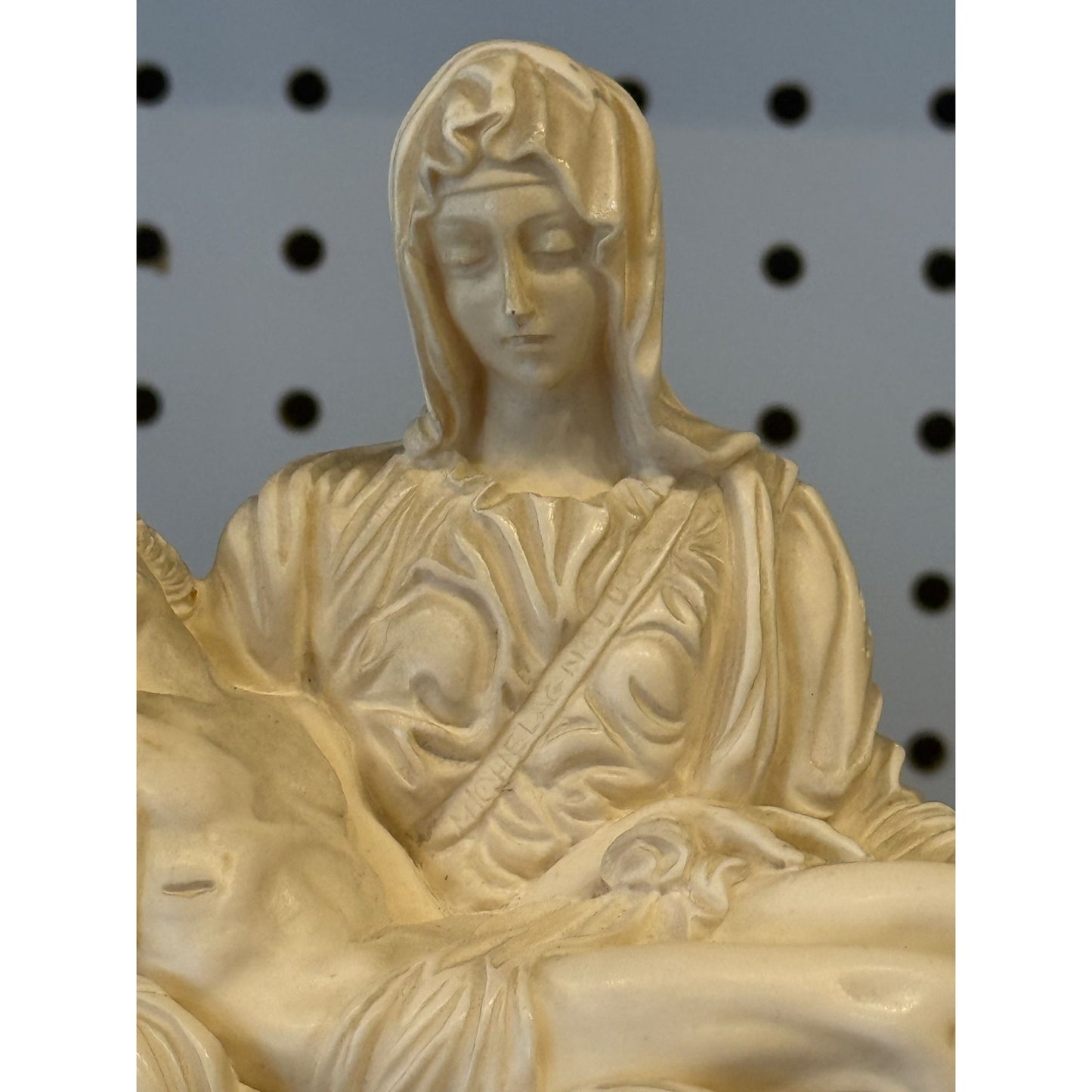 Pieta Statue Replica On Marble Base - Antique-Style Religious Figurine With Detailed Craftsmanship Cream & Marble Accents