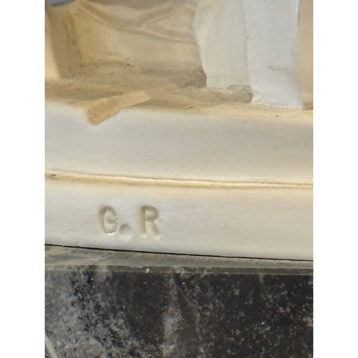 Pieta Statue Replica On Marble Base - Antique-Style Religious Figurine With Detailed Craftsmanship Cream & Marble Accents